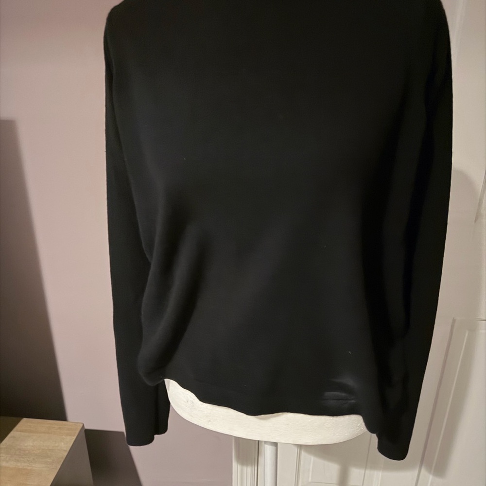 Ellen Tracy Elegant Black Crew Neck Cashmere Sweater